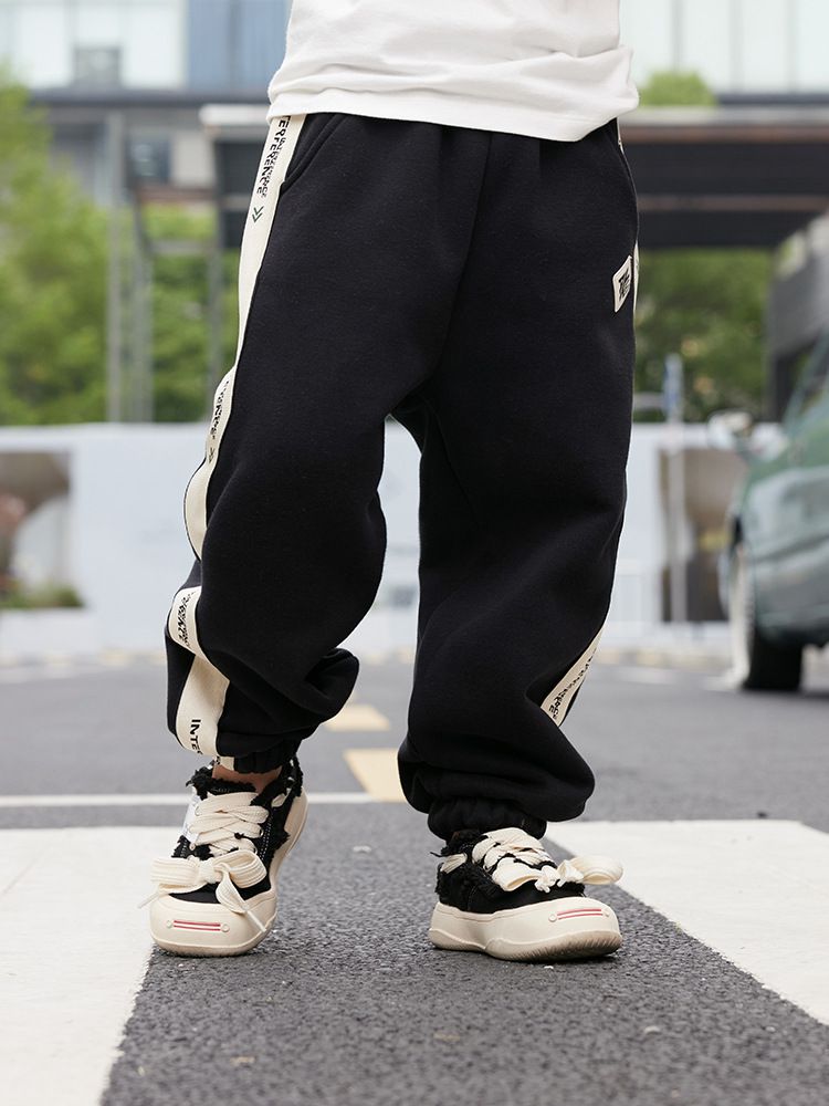 加絨腰鬆緊休閒保暖束口長褲-側邊幾何亂碼-黑色