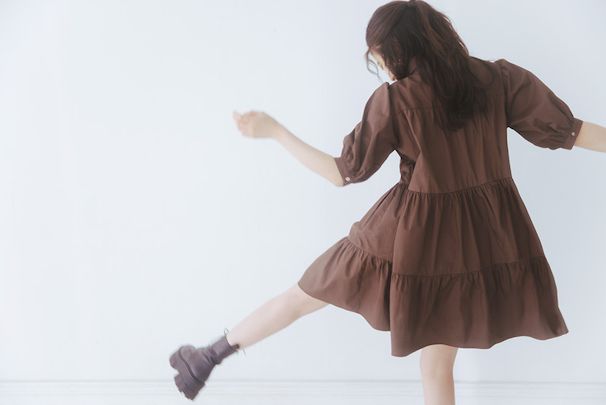 日本 GRL - 聯名款 蛋糕層次泡泡袖襯衫洋裝-灰褐杏