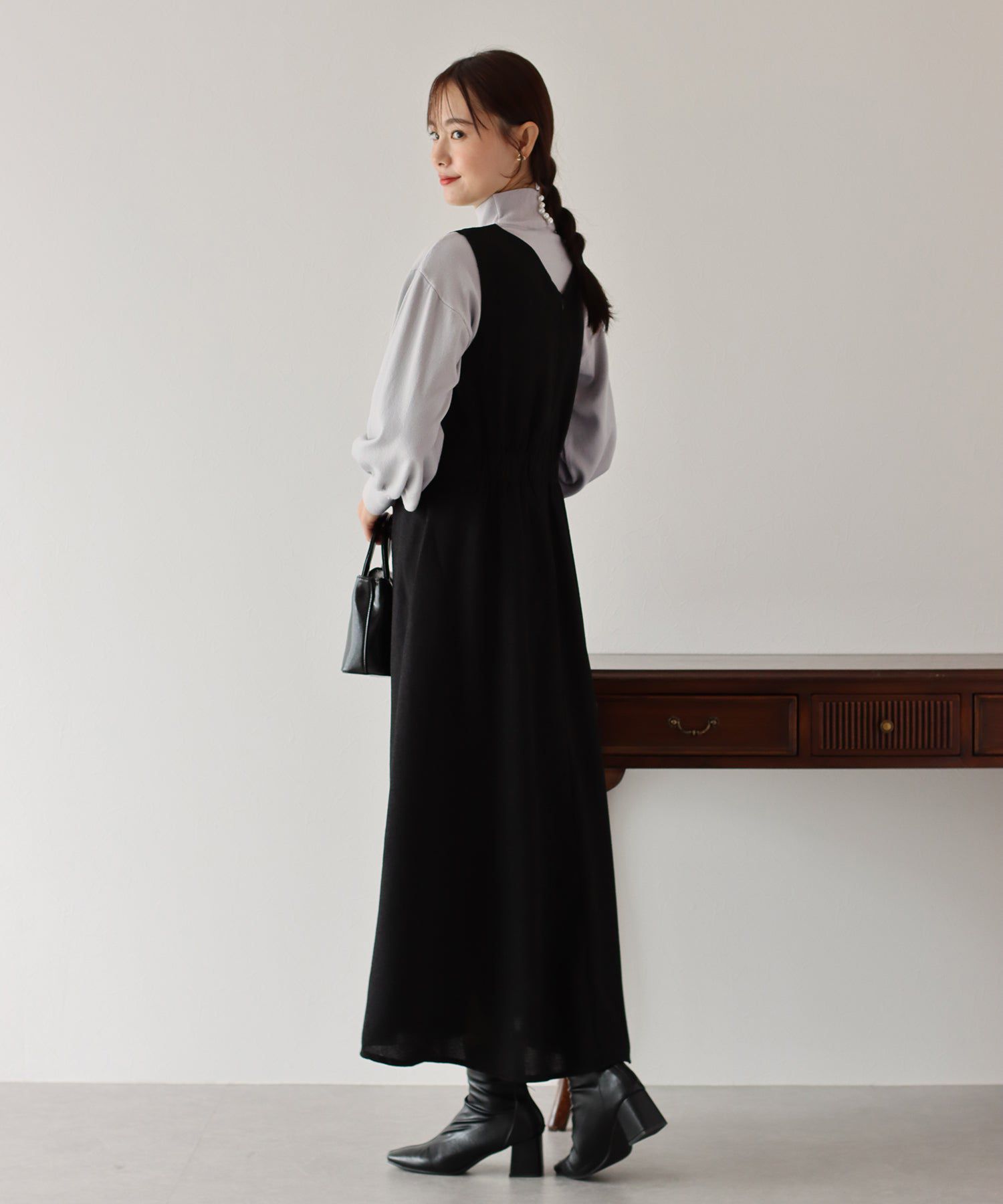 日本 BLUE EAST - 心機珍珠高領收袖針織長袖上衣-藍