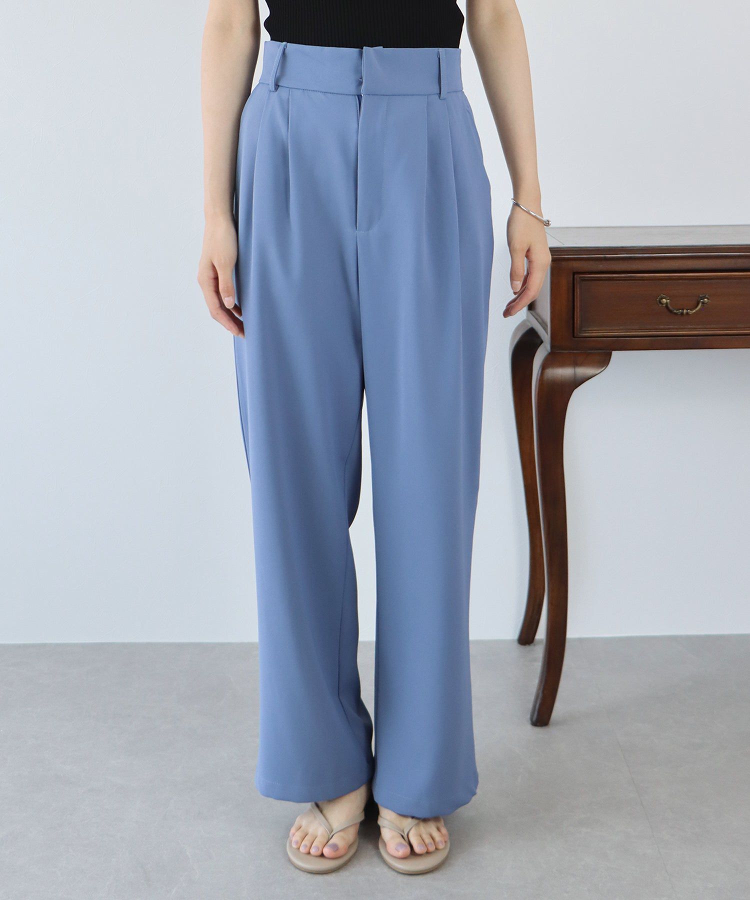 日本 BLUE EAST - 質感百搭垂墜感西裝褲-米灰