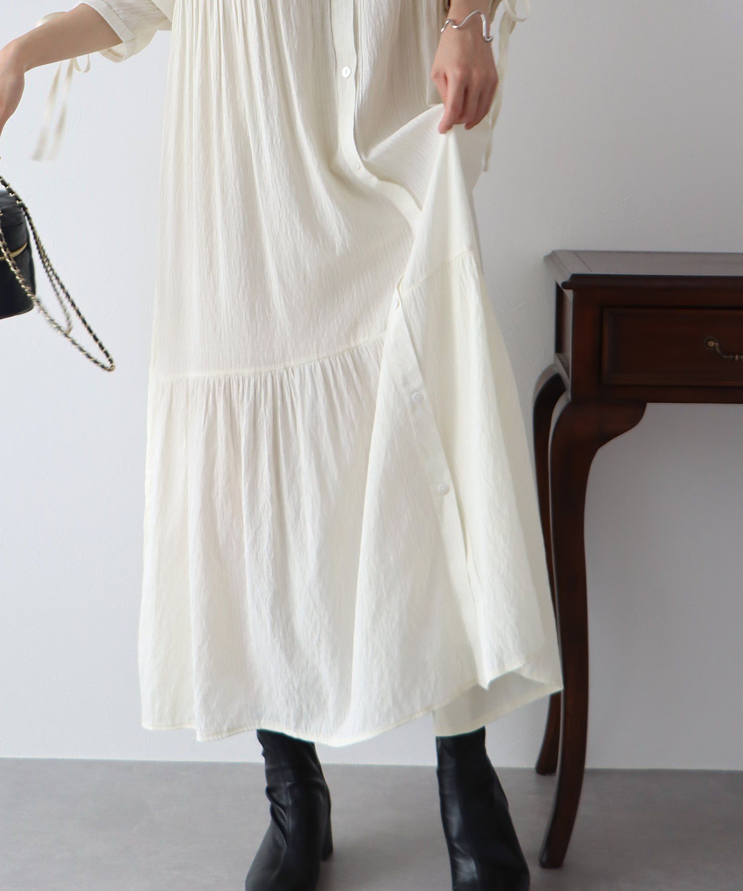 日本 BLUE EAST - 楊柳文藝抽繩長版襯衫-米杏