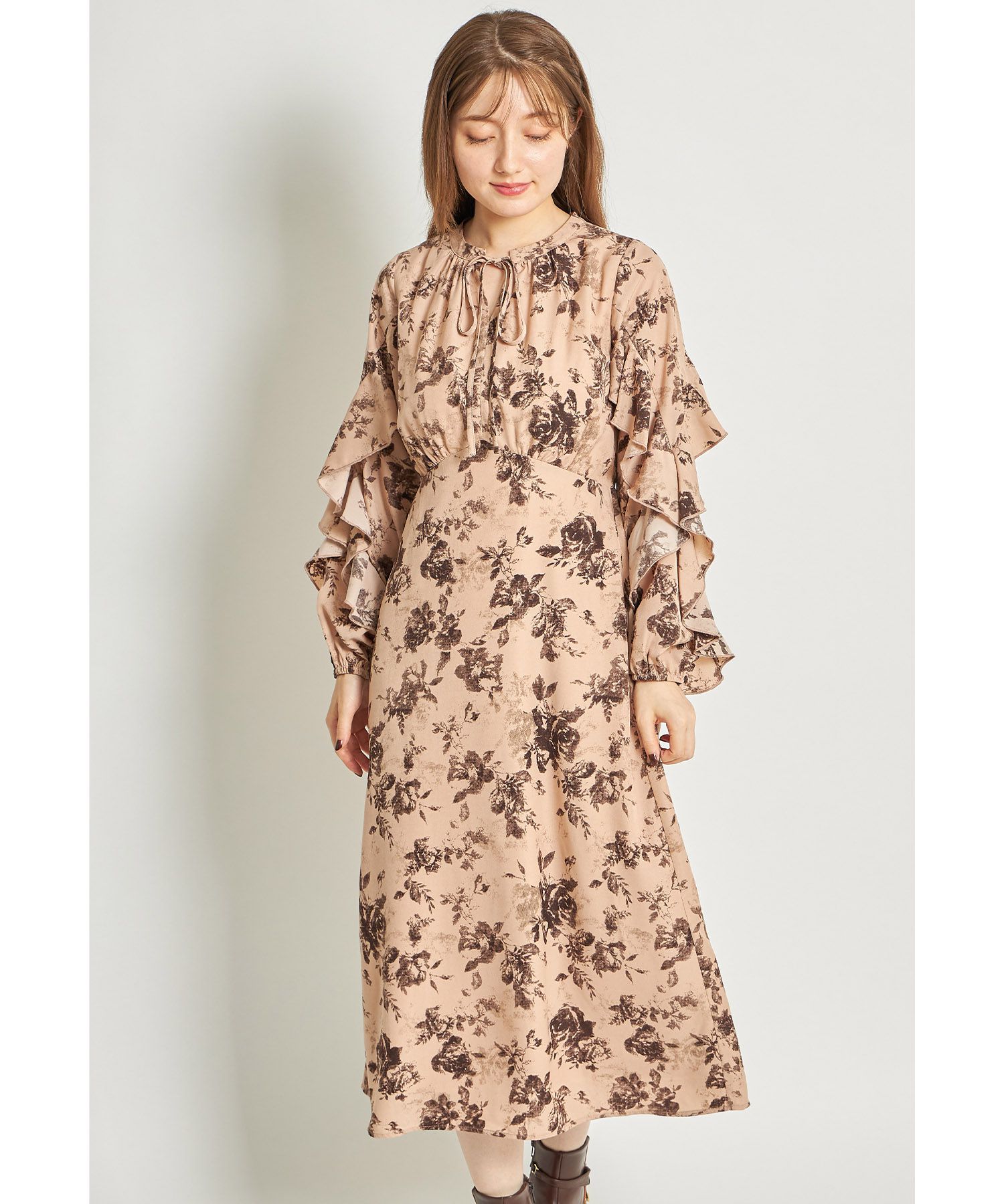 日本 tocco-closet - 優雅花朵波浪袖洋裝-粉膚杏