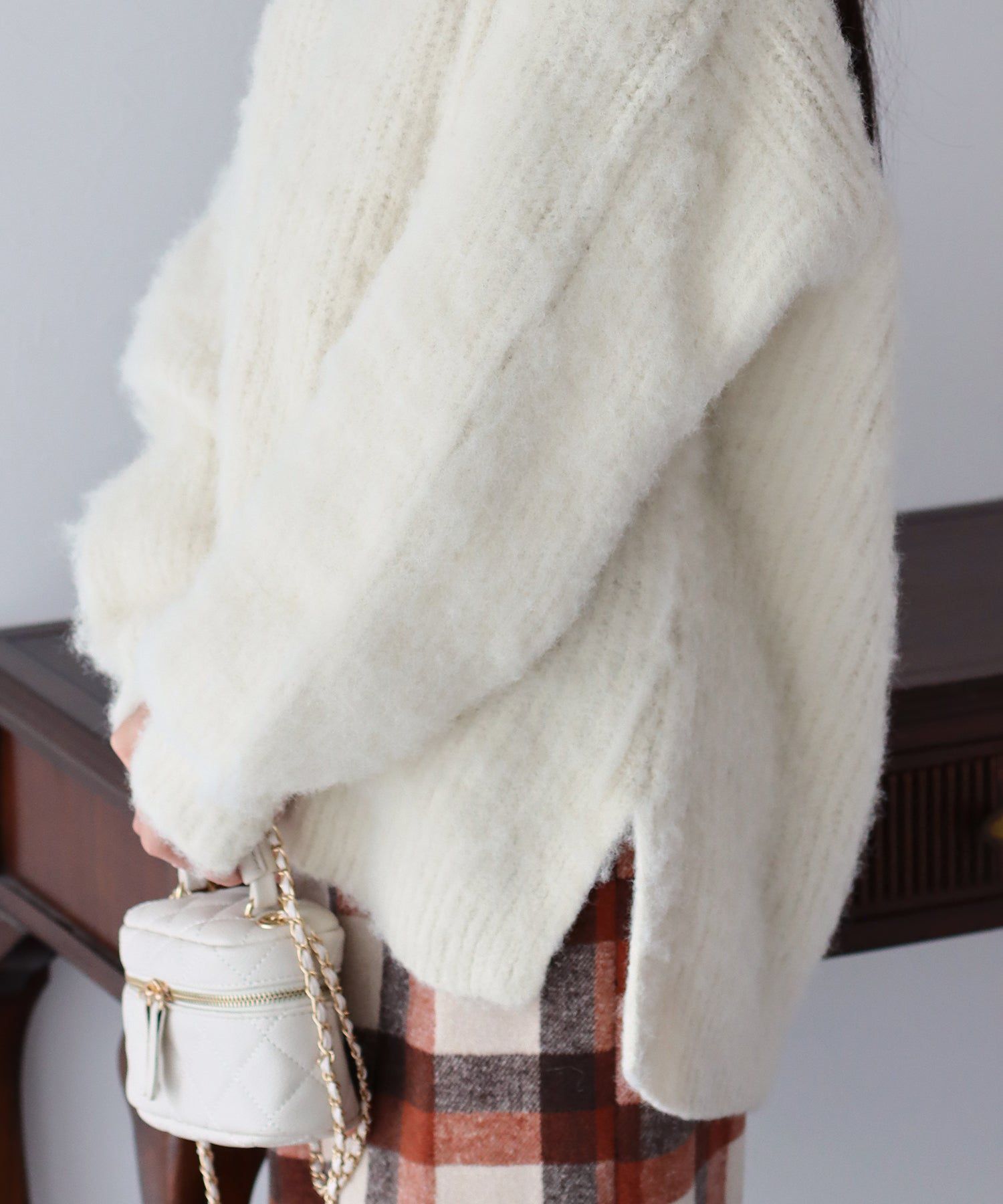 日本 BLUE EAST - 慵懶V領抽鬚寬鬆毛衣-淺米