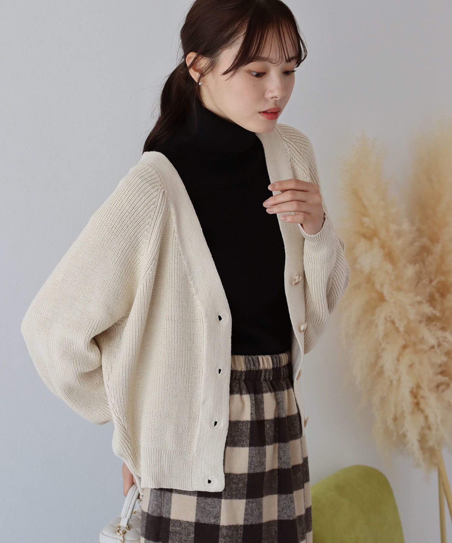 日本 BLUE EAST - 百搭V領彈性針織外套-米杏