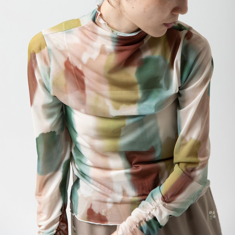 水彩畫風透膚皺摺高領長袖上衣-米棕x撞色系