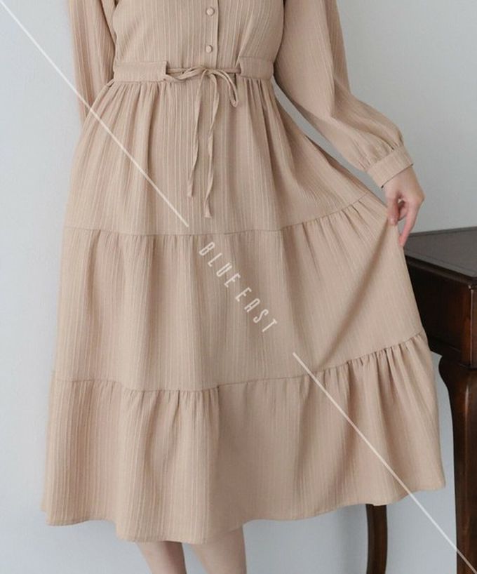 日本 BLUE EAST - 美型桃心領腰綁帶分層泡泡袖洋裝-炭灰