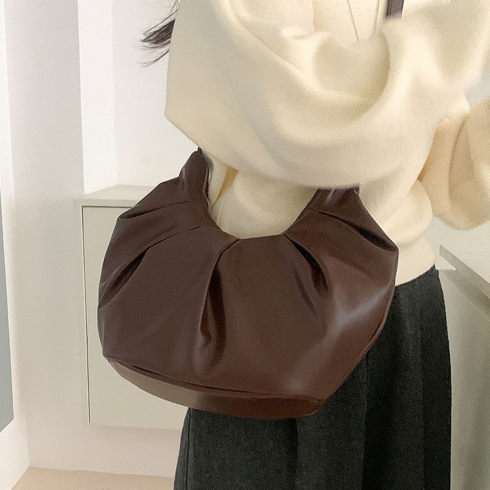 韓系小眾皺摺牛角皮革肩背/斜背包-深咖啡