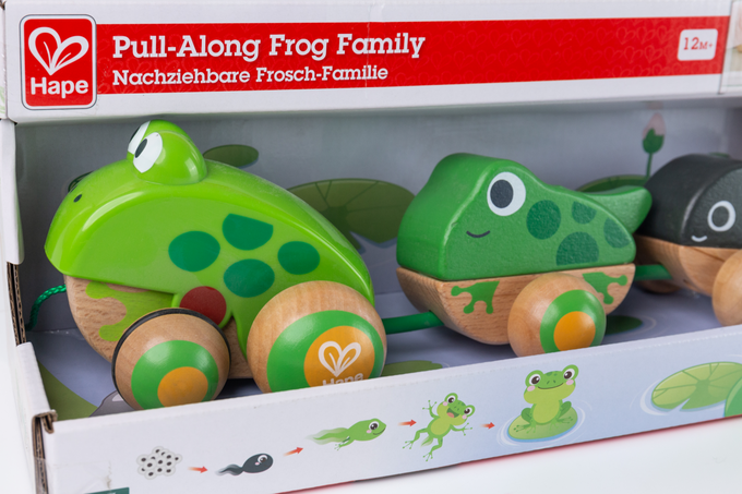 新生兒玩具福袋【1212狂歡組】含德國 Hape-拖拉青蛙家族*1+小牛津布書*1(動物農場/動物叢林/海洋世界隨機)+美國Kids II沙沙動洞球*1(顏色隨機)+日本樂雅手搖鈴/掛件隨機*1+日本樂雅洗澡玩具*1(款式隨機)-原價$2592