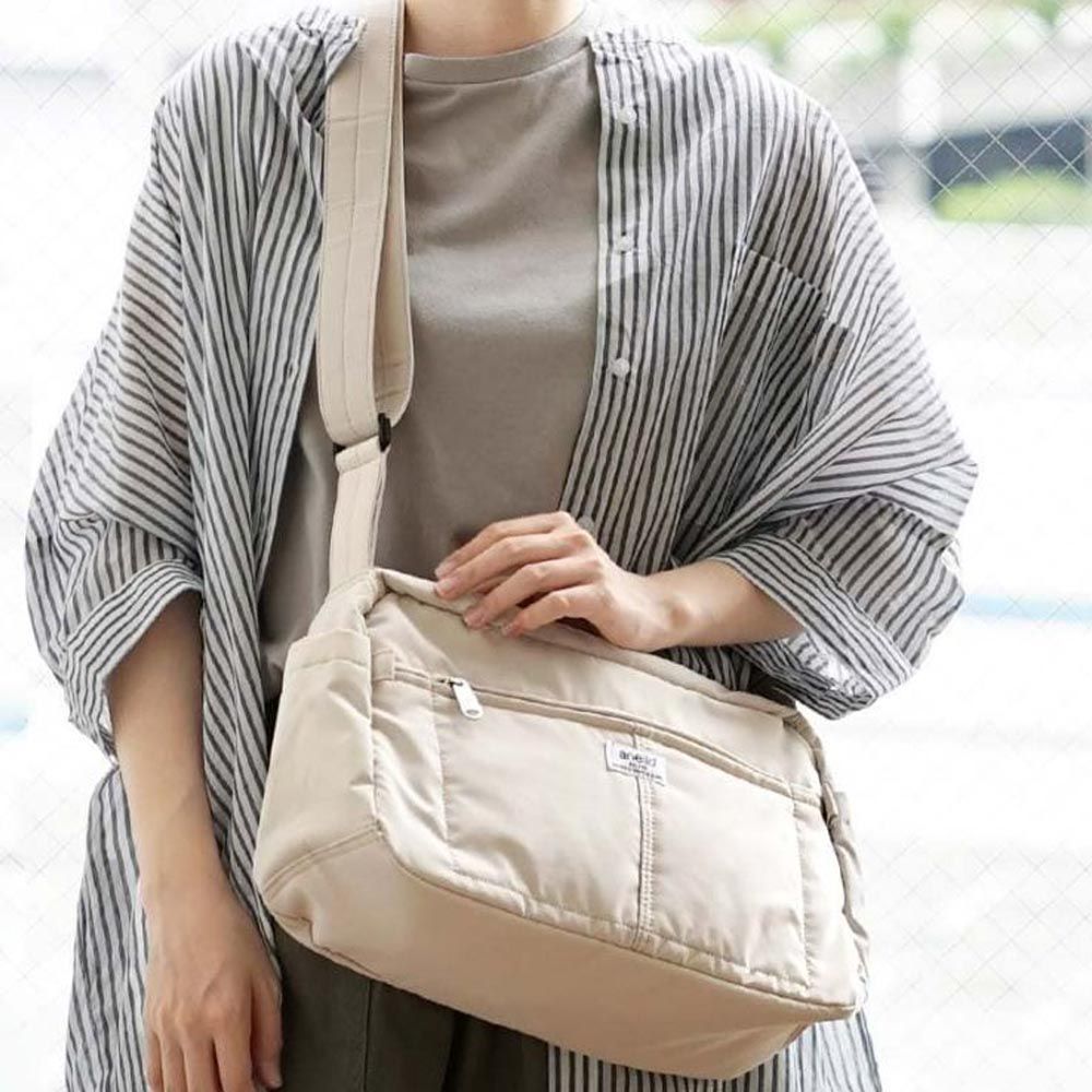 日本 zootie - anello 柔軟防污多口袋側背包(可機洗)-象牙白