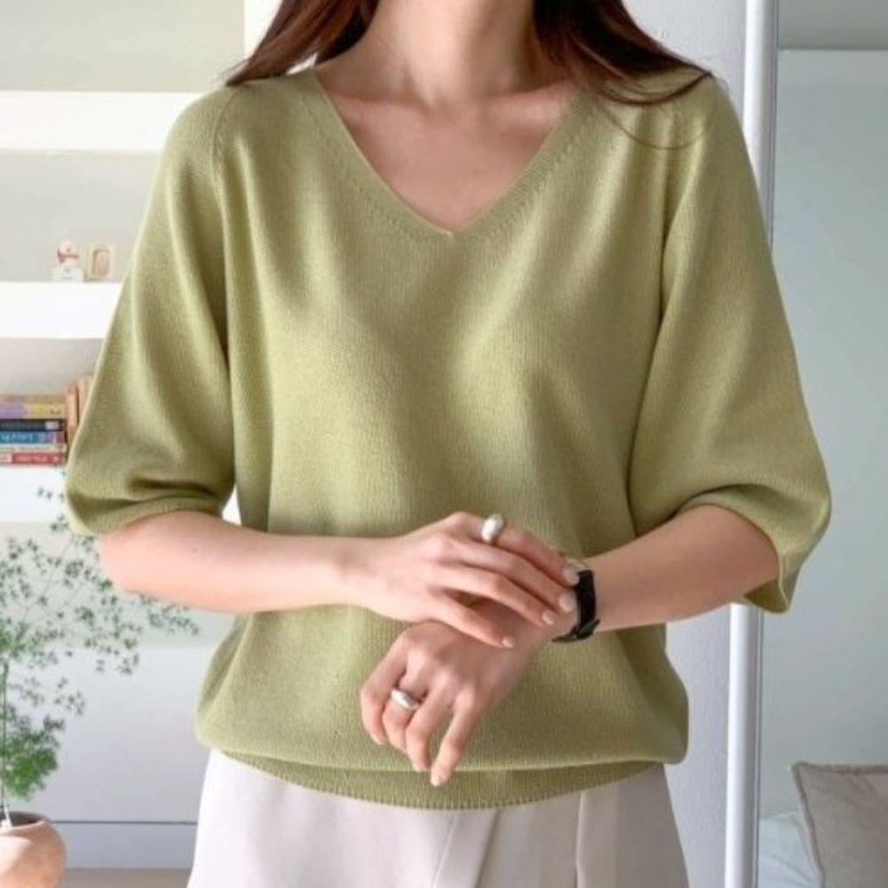 韓製 羊毛混絲V領無縫針織五分袖上衣-綠 (FREE)