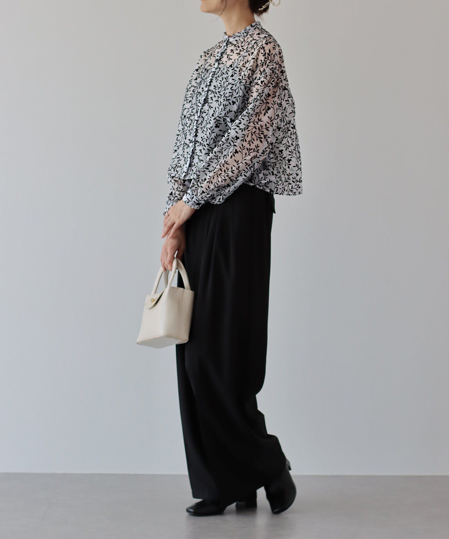 日本 BLUE EAST - 優雅透感植物紋長袖襯衫-黑