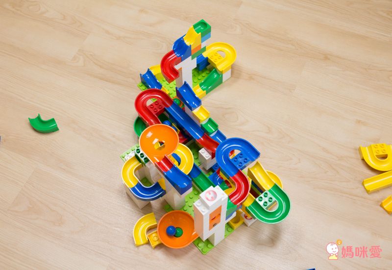 德國 HUBELiNO - 【超值進階收納組】軌道式積木零件組-128PCS+YoDa琦菲家族收納箱(鯊魚公車)