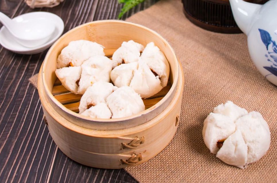 人氣港式點心【新葡苑】大廚蘿蔔糕、小豬流沙包 ✦ 超值優惠價，現買現賺！