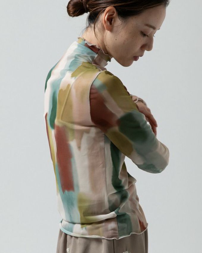 日本 gleam - 水彩畫風透膚皺摺高領長袖上衣-深淺灰系