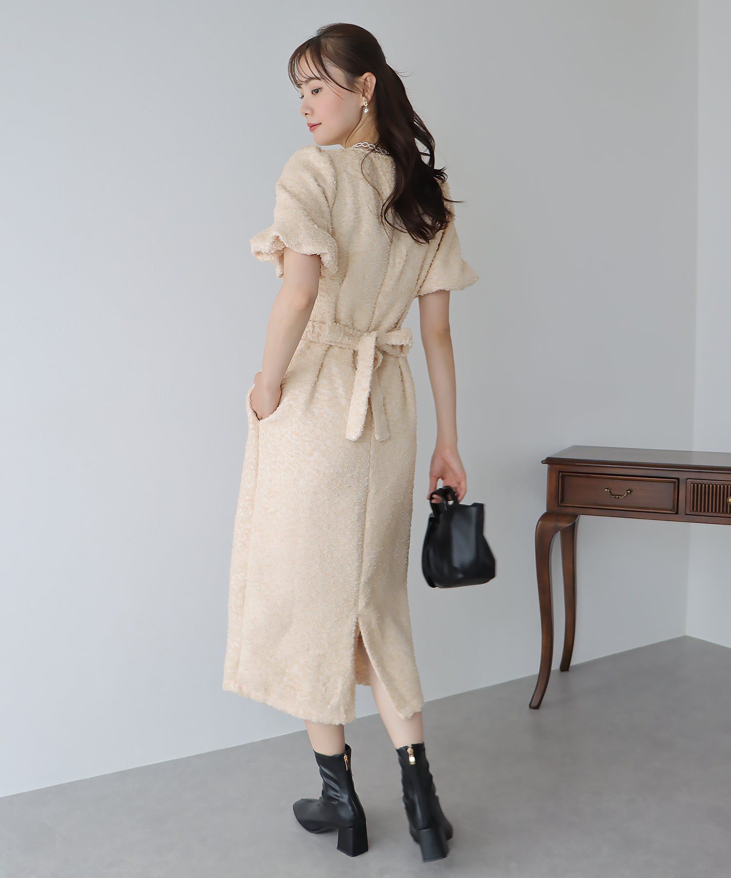 日本 BLUE EAST - 時尚抽鬚後綁帶泡泡袖洋裝-米杏