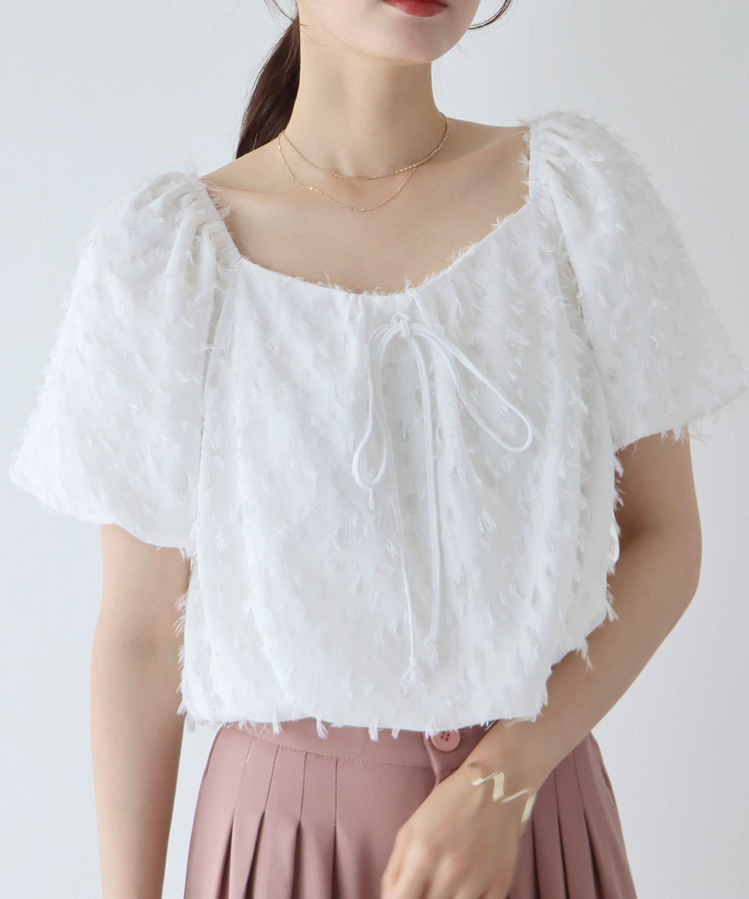 日本 BLUE EAST - 抽鬚感寬領泡泡袖上衣-淺杏