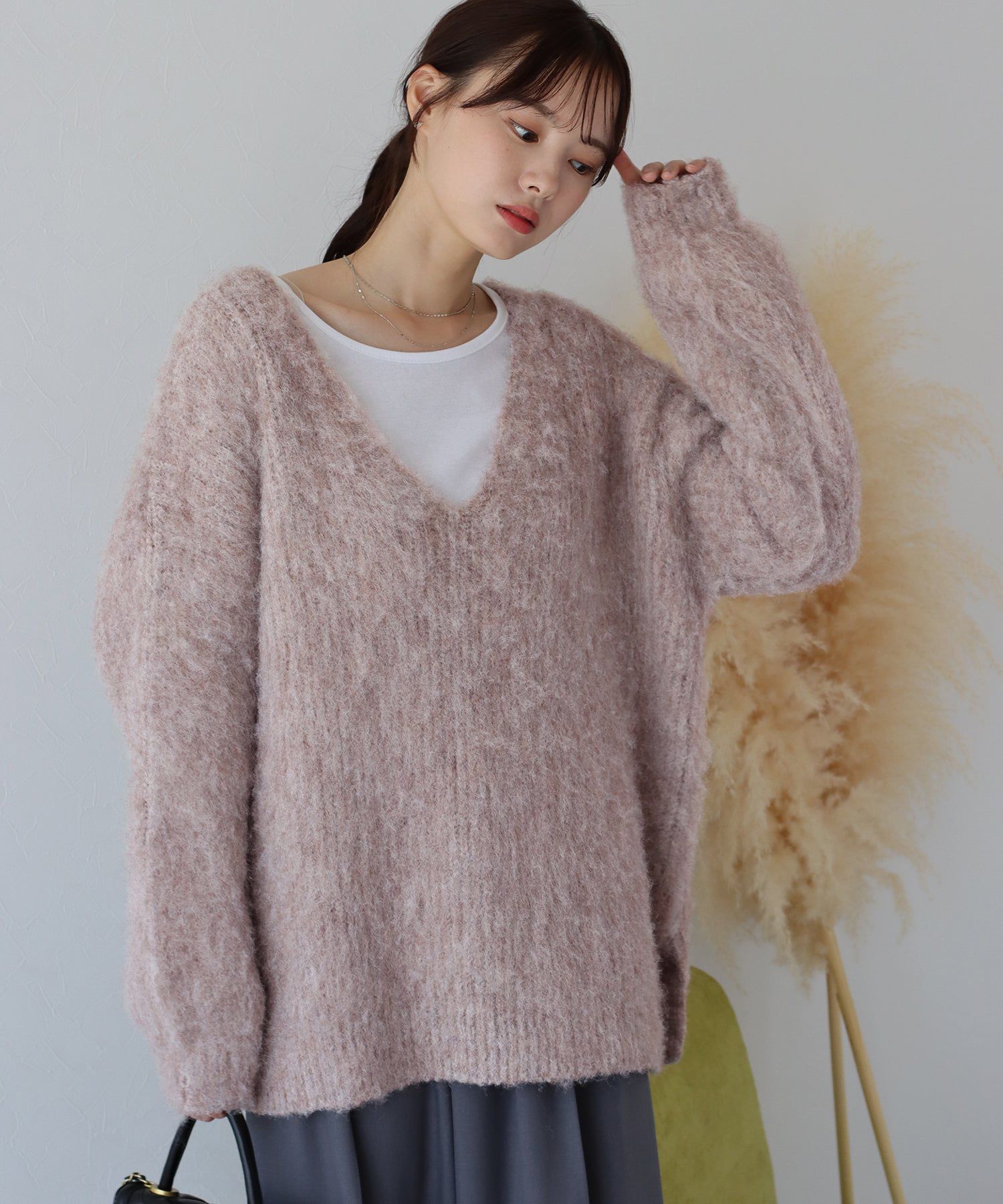 日本 BLUE EAST - 慵懶V領抽鬚寬鬆毛衣-淺米