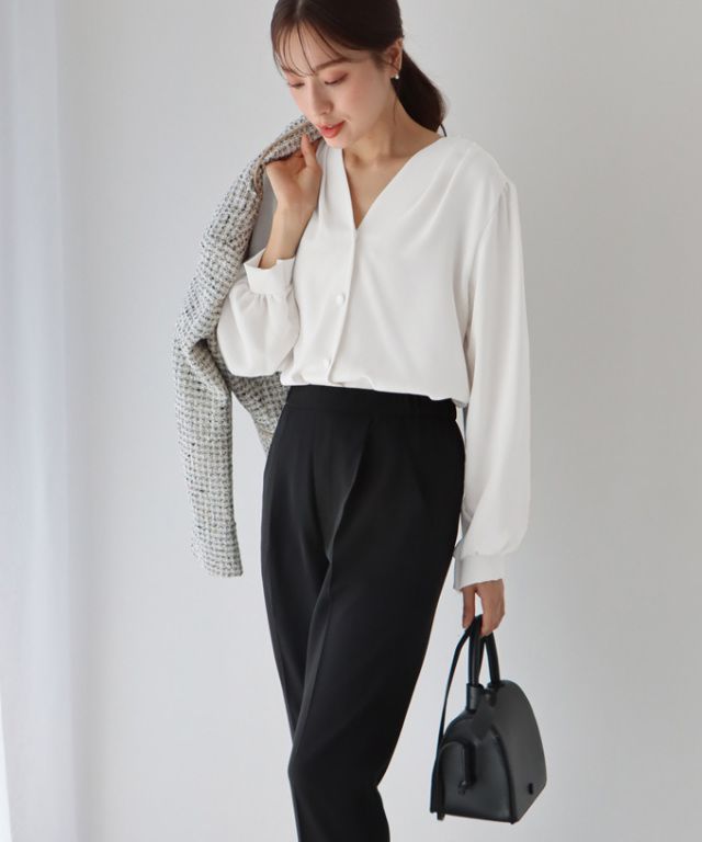 日本 BLUE EAST - 柔美光澤V領長袖襯衫-奶油白