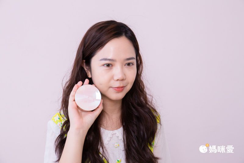 打造無瑕光澤肌！韓國 Age 20's 爆水粉餅