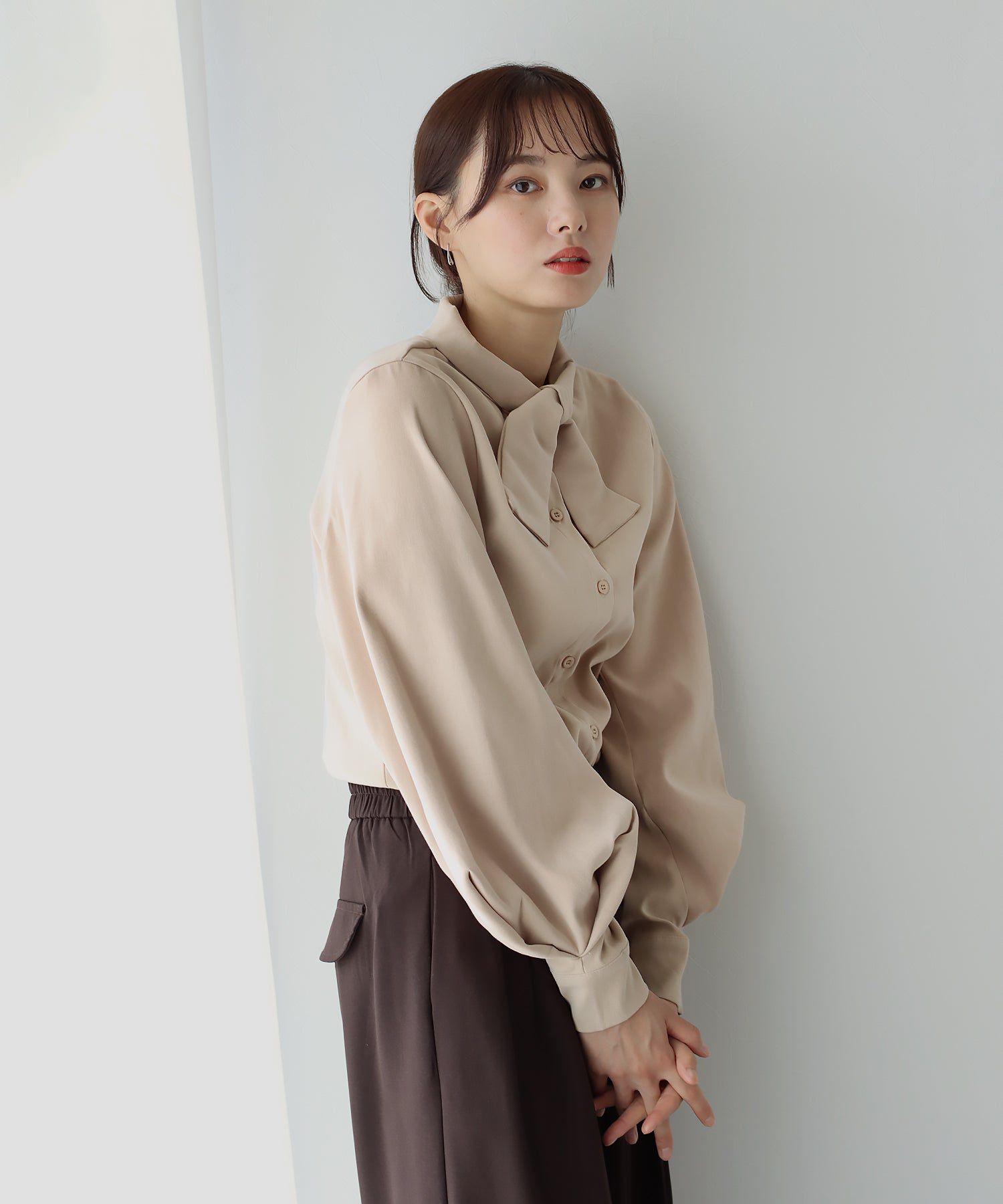 日本 BLUE EAST - 柔美扭結氣球長袖襯衫-黑