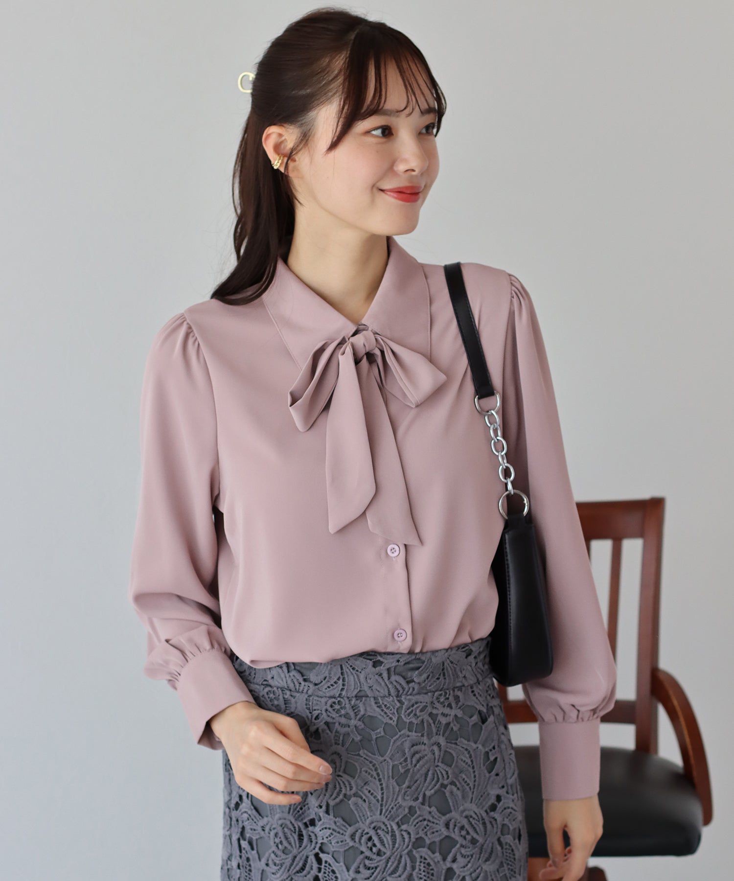 日本 BLUE EAST - 優雅紐結雪紡長袖襯衫-印花-淺杏