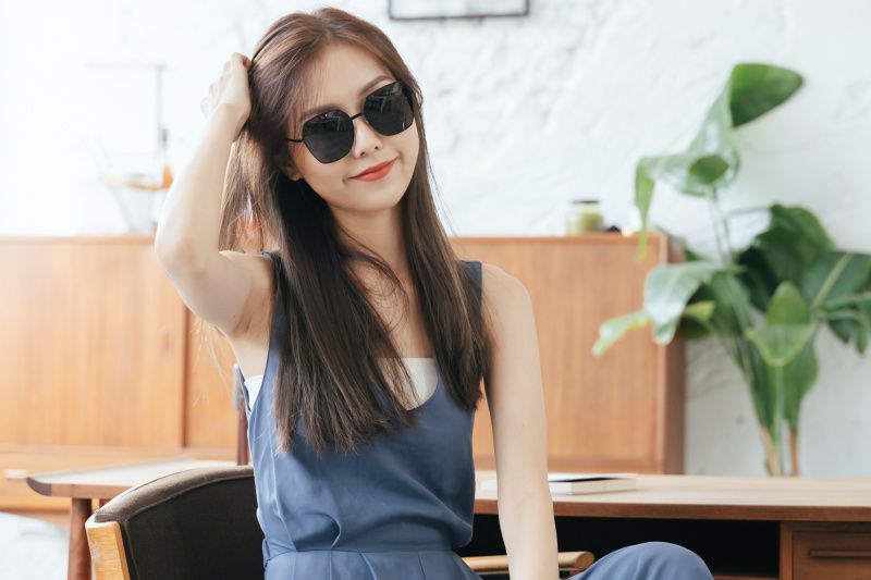 ALEGANT - 俐落時尚煉瓦黑拚邊微方霧黑細框偏光墨鏡│UV400太陽眼鏡