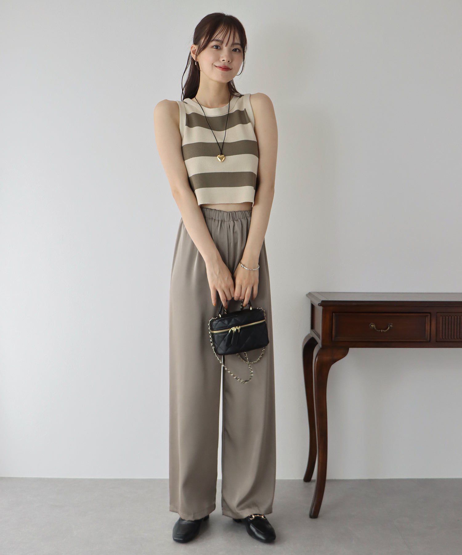 日本 BLUE EAST - 緞面光澤感垂墜感長褲-黑