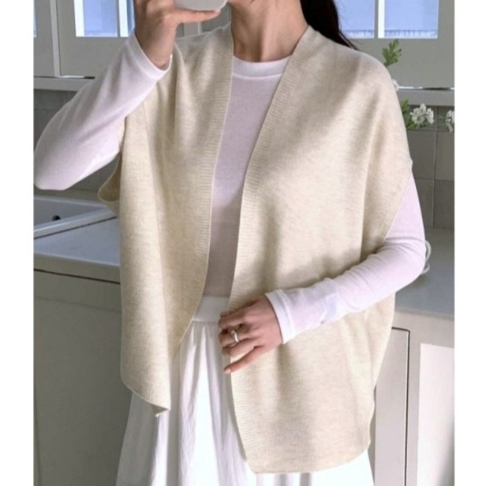 韓製 羊毛混絲無縫針織開襟背心-燕麥米 (FREE)