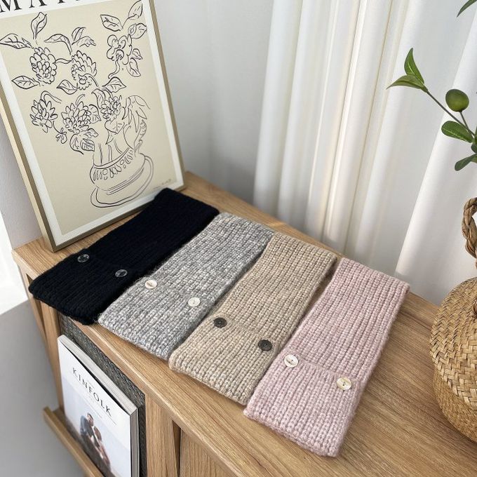 韓國 MAY - 針織鈕釦穿洞式圍巾-黑