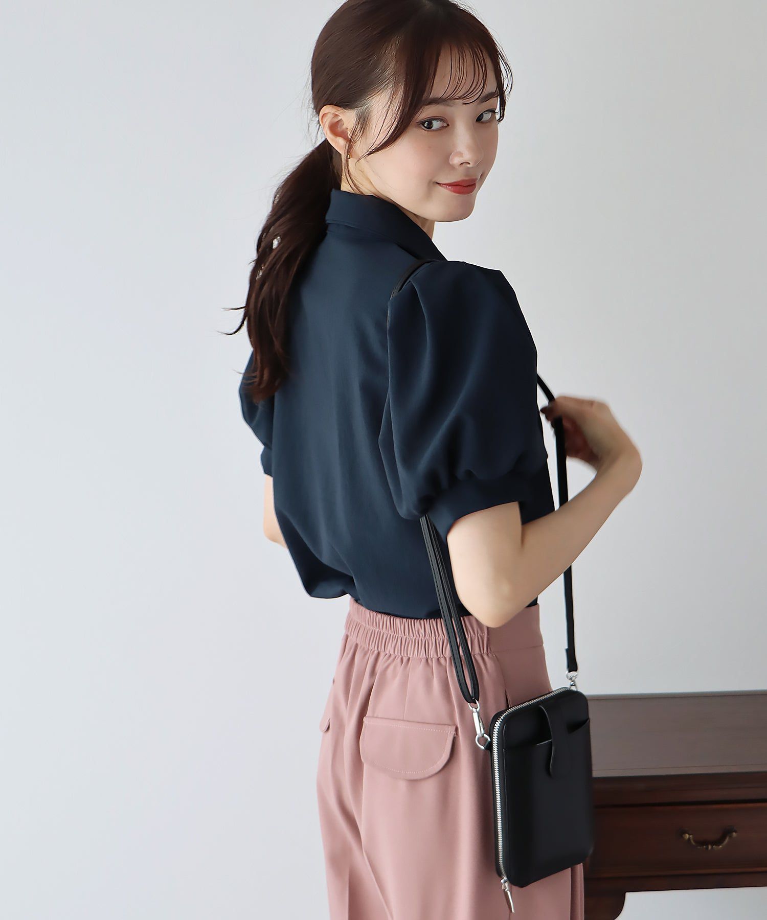 日本 BLUE EAST - 優雅百搭泡泡短袖襯衫-深藍