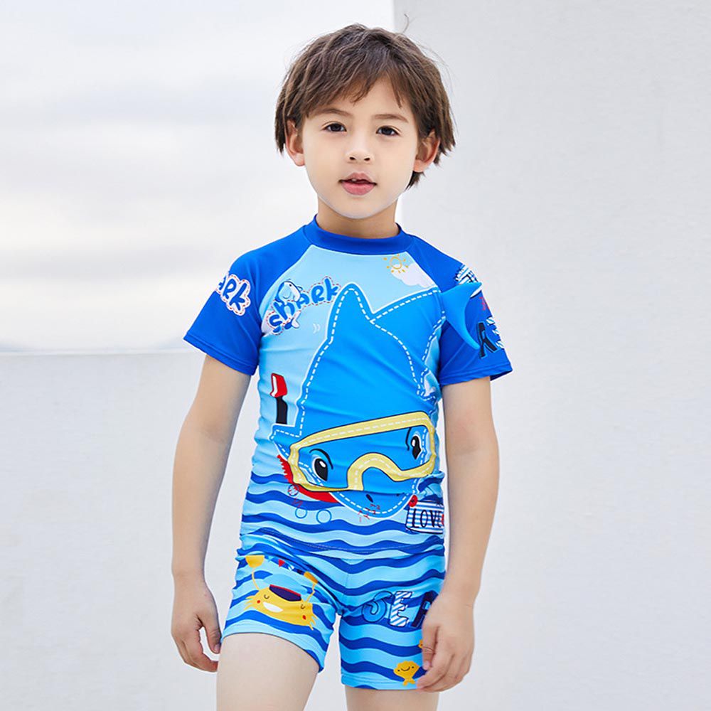 男寶童趣卡通圖短袖泳衣套裝(三件組)-潛水鯊魚-藍色-泳帽、泳衣、泳褲