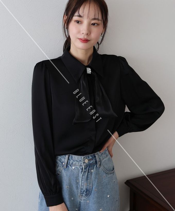 日本 BLUE EAST - 華美珍珠墜飾蝴蝶結緞面長袖襯衫-粉紅 (M)