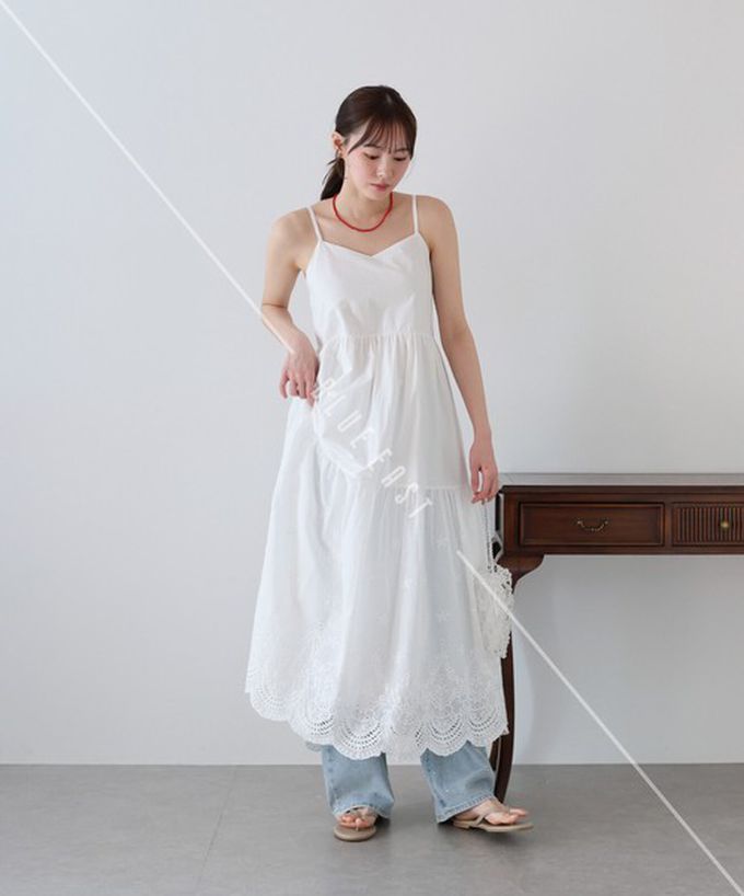 日本 BLUE EAST - 精緻雕花下擺迷人細肩帶洋裝-白