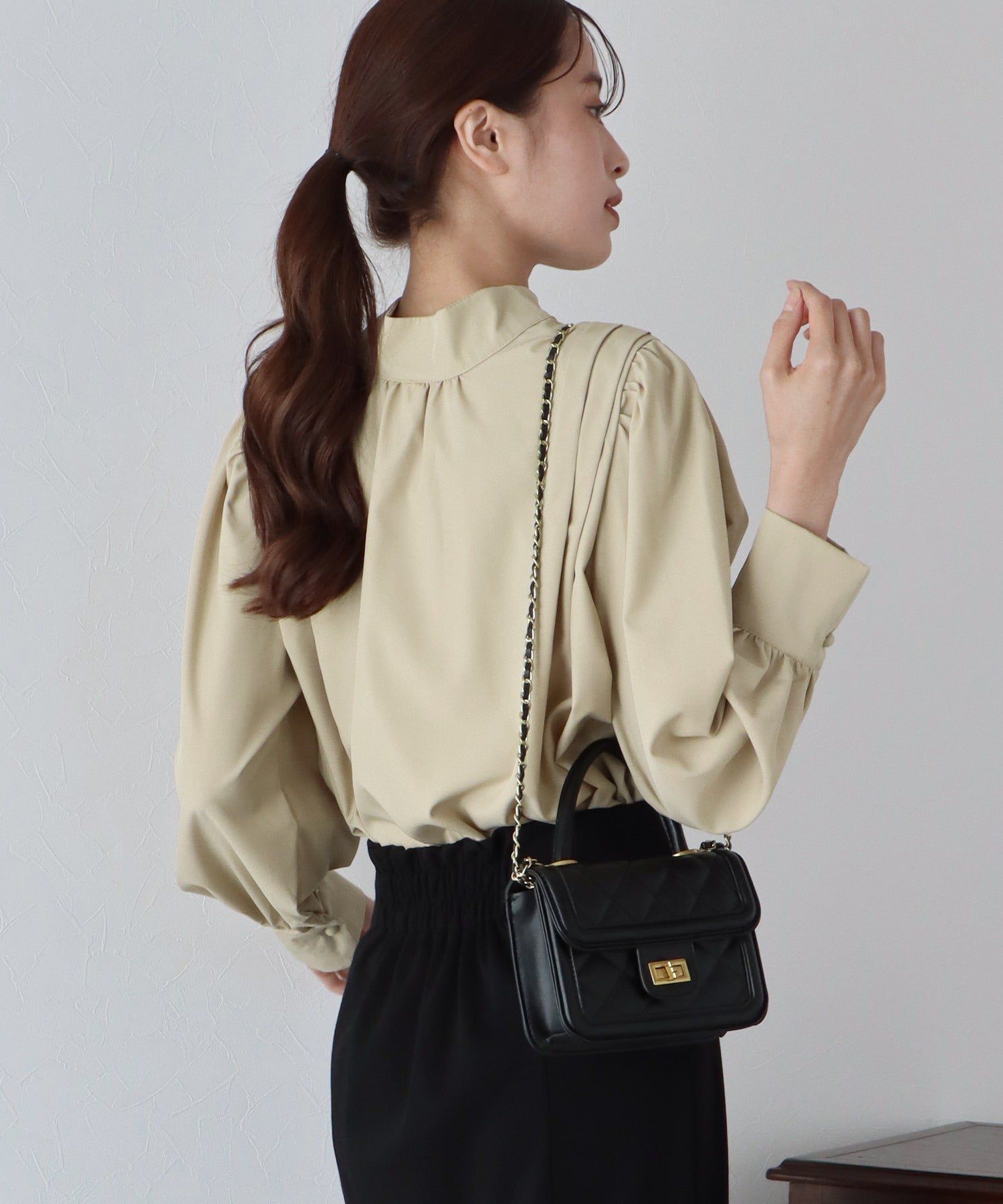 日本 BLUE EAST - 文藝氣質打摺長袖襯衫-米杏