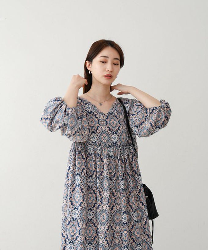 日本 Bab - 滿版歐風印花V領泡泡寬袖洋裝-象牙粉系