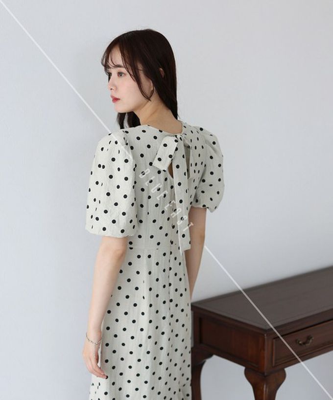 日本 BLUE EAST - 優雅方領後綁帶泡泡袖魚尾洋裝-格紋-卡其 (M)