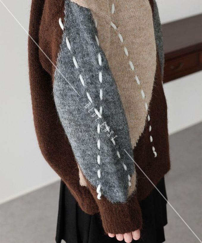 日本 BLUE EAST - 成熟菱格紋幾何V領針織上衣-咖啡系 (M)