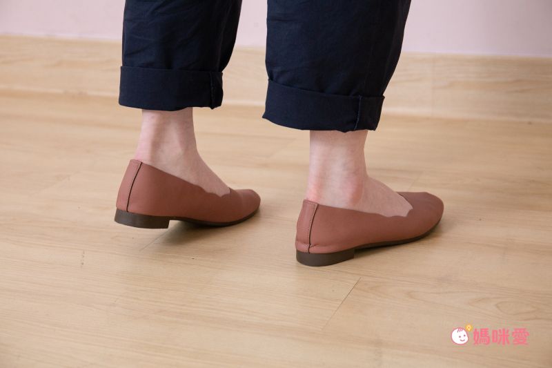 日本女裝代購 - 日本製 仿皮顯瘦尖頭柔軟波浪平底包鞋-焦糖