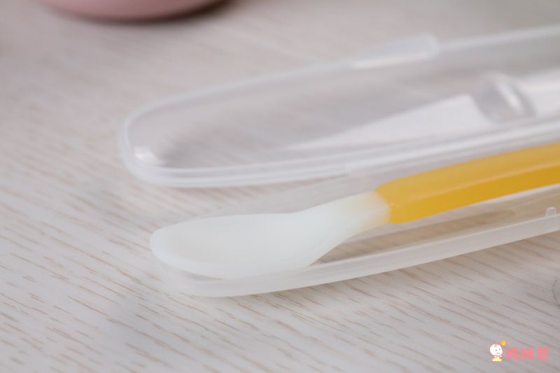 媽咪餵飯神器♡【日本 Combi】離乳餐具、圍兜！