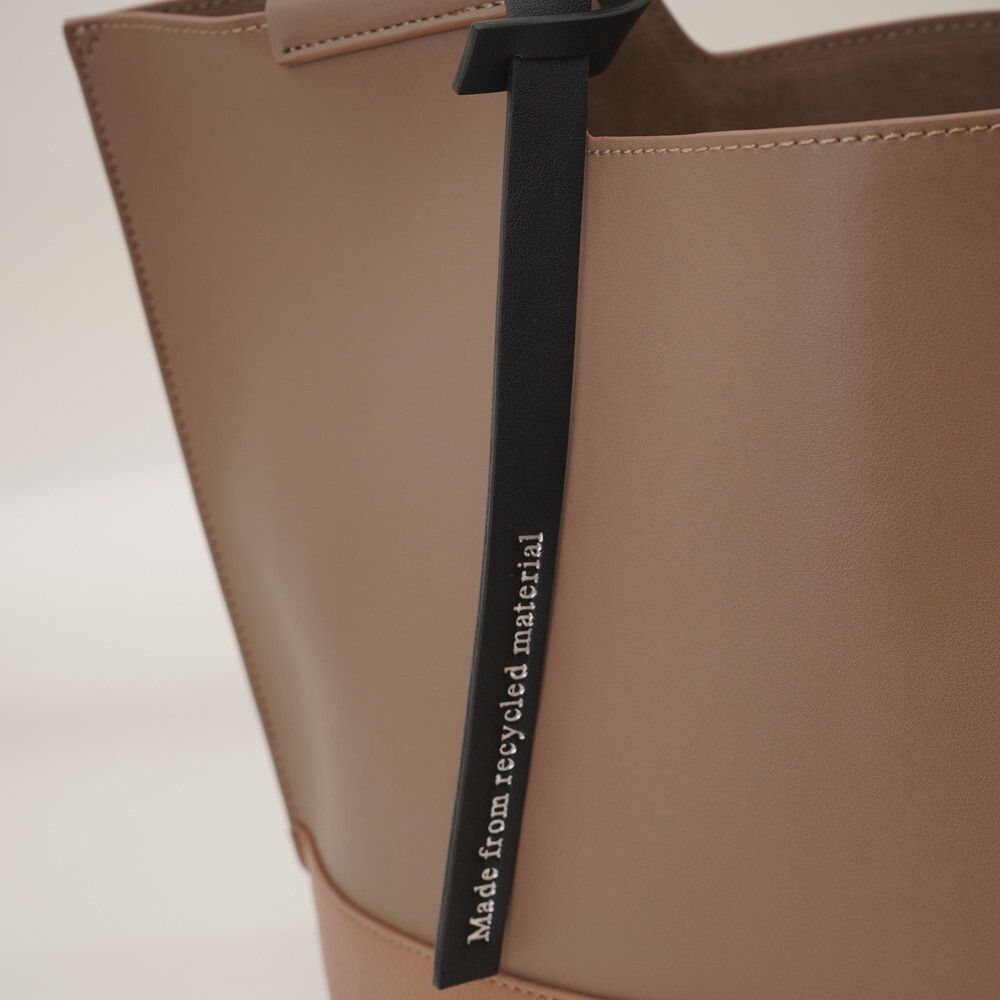 日本 COOCO - 環保材質仿皮俐落造型大容量托特包-淺米杏 (W30*H28*D14cm)