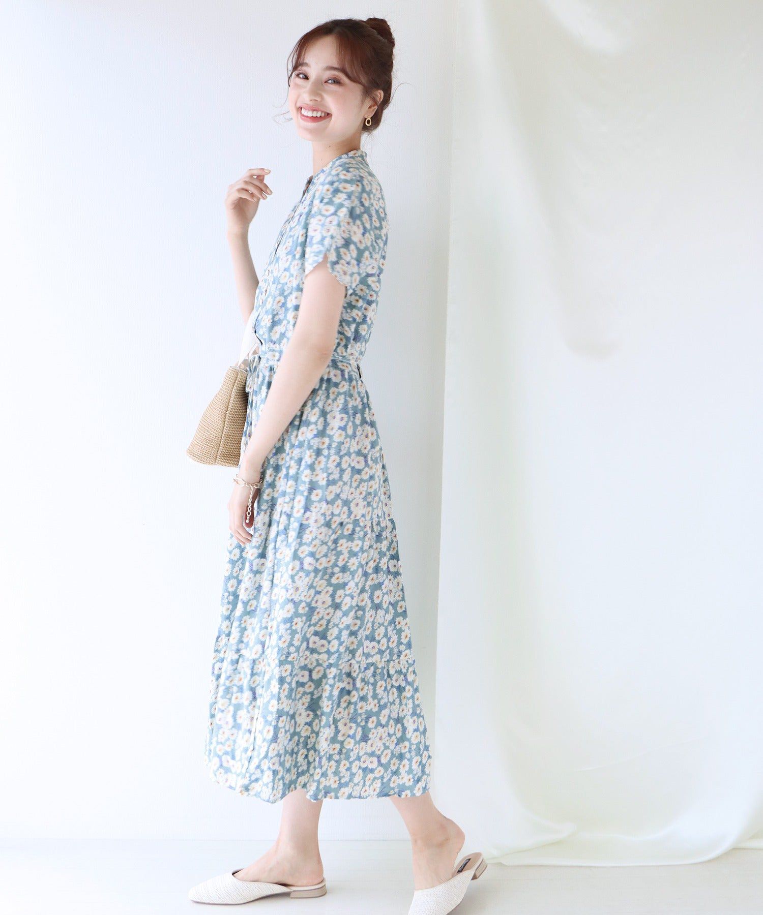 日本 BLUE EAST - 氣質小V領排釦短袖洋裝-碎花-深藍 (M(Free))