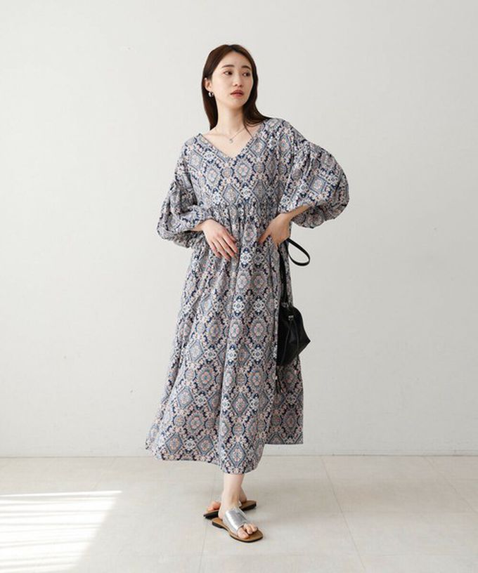 日本 Bab - 滿版歐風印花V領泡泡寬袖洋裝-深藍系