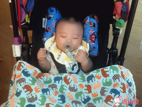 【 美國 Rocking Baby 】嬰兒護頸枕 Ｘ 親膚顆粒毯 Ｘ 顆粒圍兜