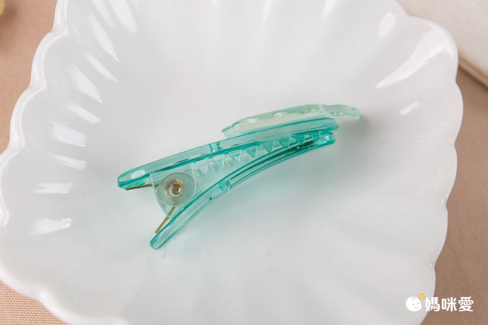 卡通透明壓克力髮夾2入組-眨眼女孩-綠色