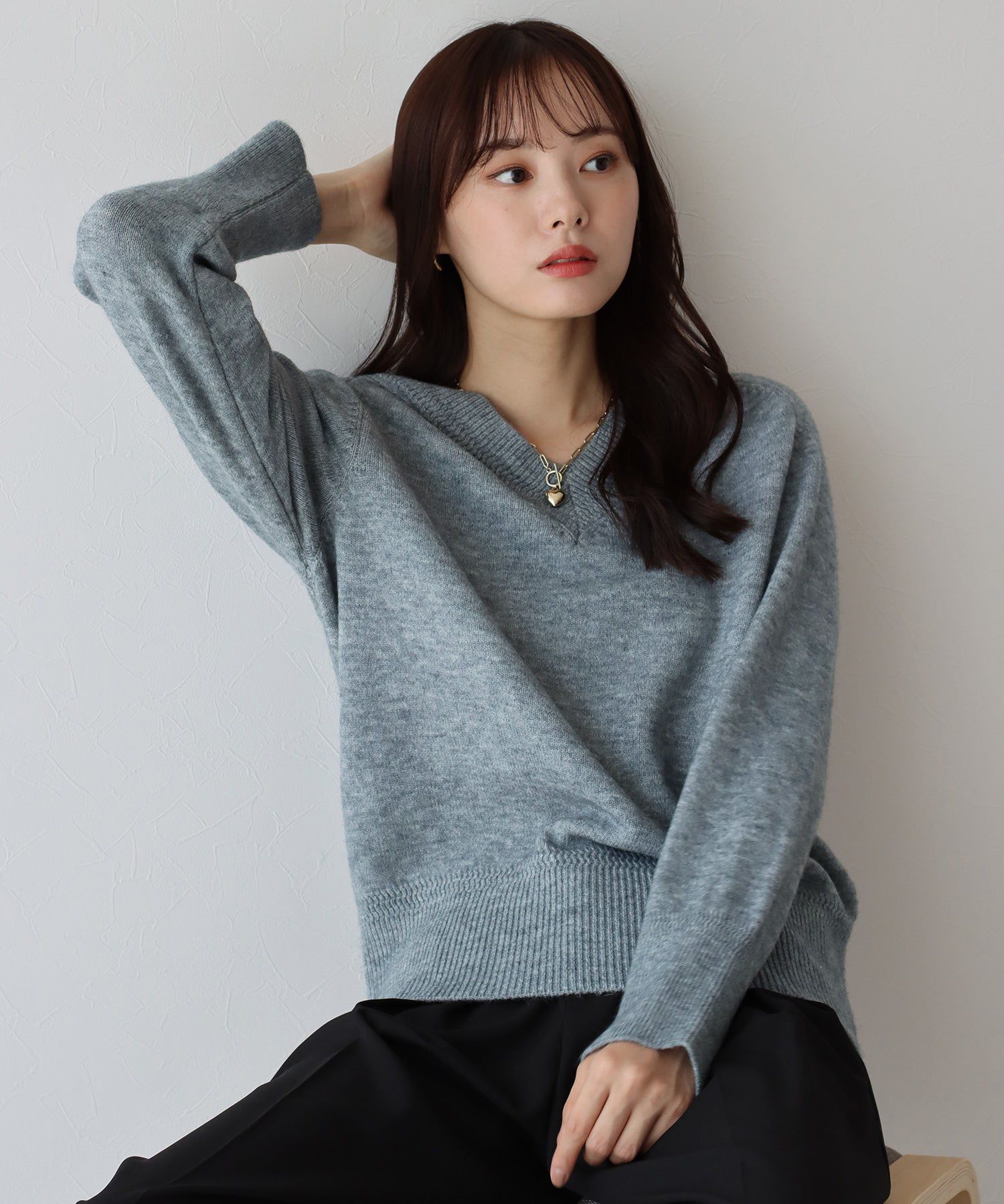 日本 BLUE EAST - 顯瘦V領柔軟針織上衣-黑