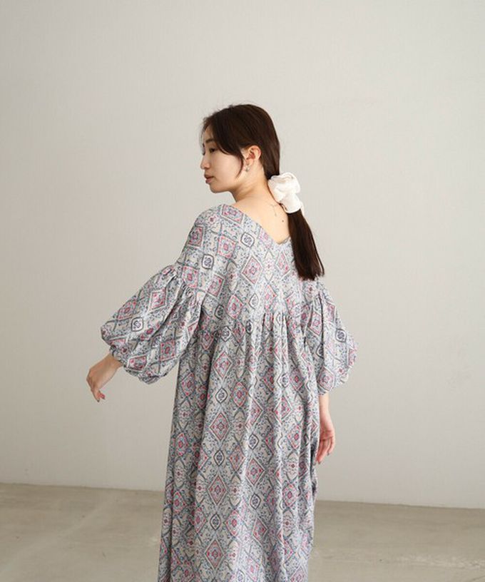 日本 Bab - 滿版歐風印花V領泡泡寬袖洋裝-寶藍棕系