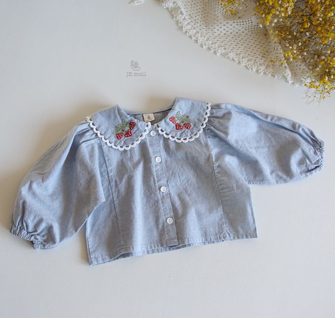 韓國 Jmsnail - 草莓刺繡領點綴澎澎袖襯衫-藍