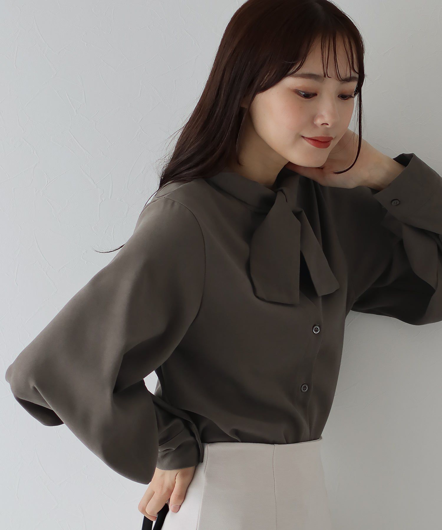 日本 BLUE EAST - 柔美扭結氣球長袖襯衫-黑