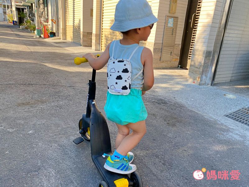 日本涼感雜貨 - 背巾/推車保冷墊 (附保冷劑/可當小背包)-黑白星星雲朵