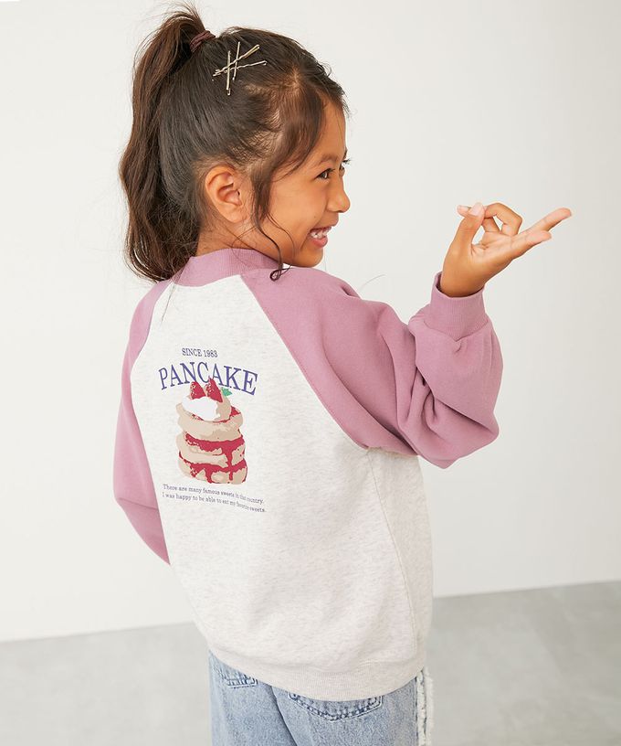 日本 devirock - 熱銷定番 女孩印花縮口長袖上衣-徽章-燕麥X粉紅